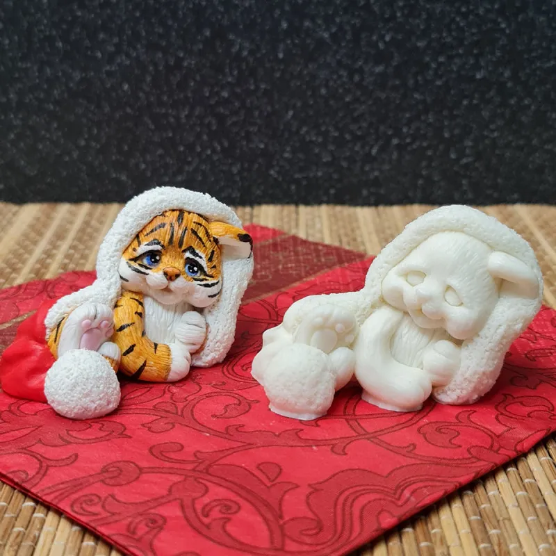 Силиконовая форма  молд 3D Тигренок в шапочке Деда Мороза №696