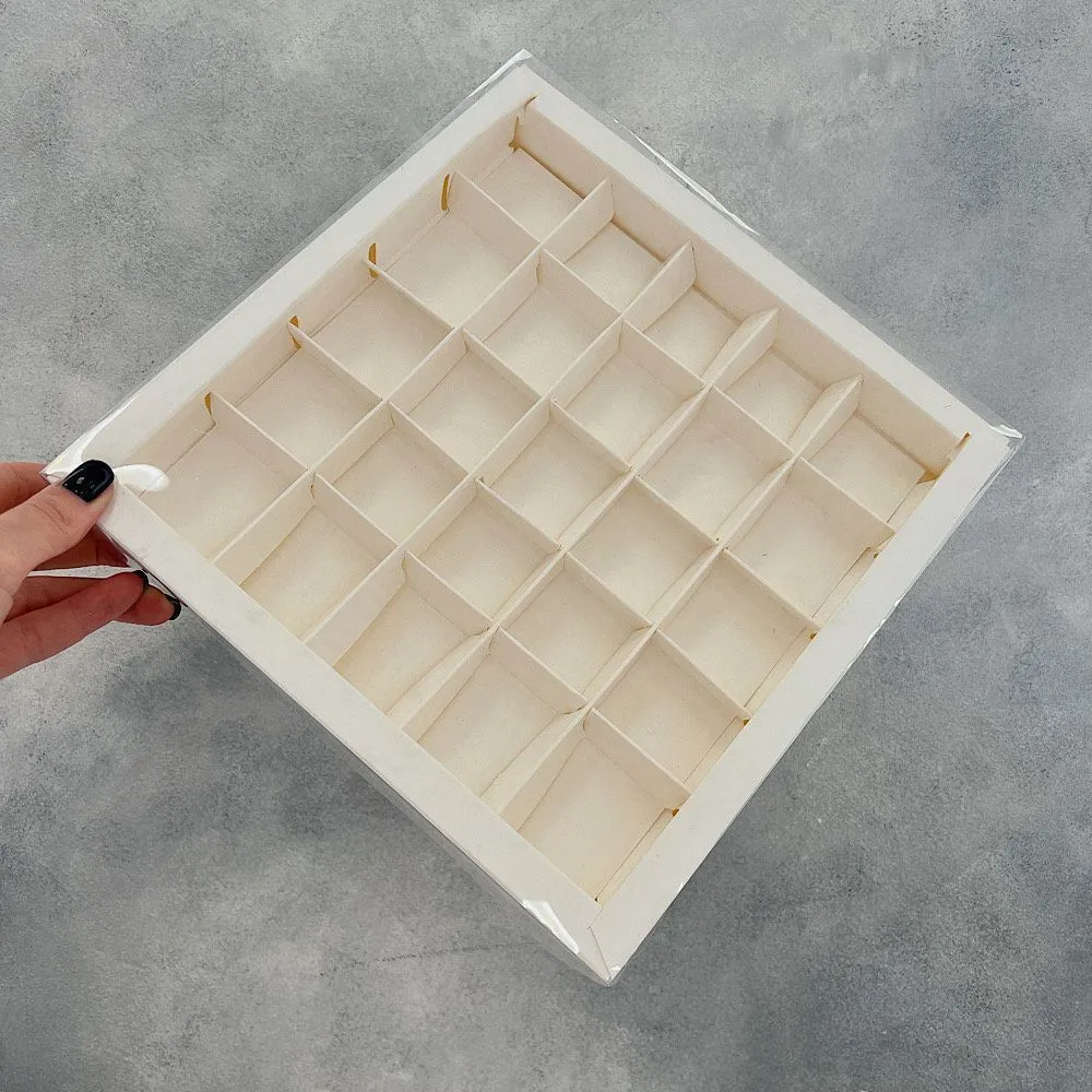 Коробка для 25 конфет Белая с пластиковой крышкой, 24,5х24,5х3 см