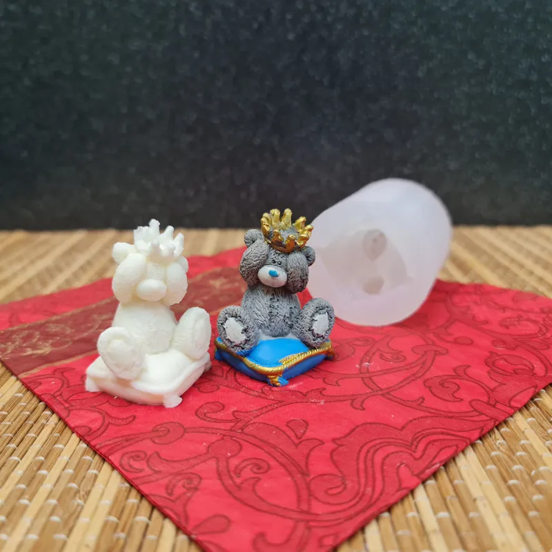 Силиконовая форма молд 3D Мишка на подушке с короной