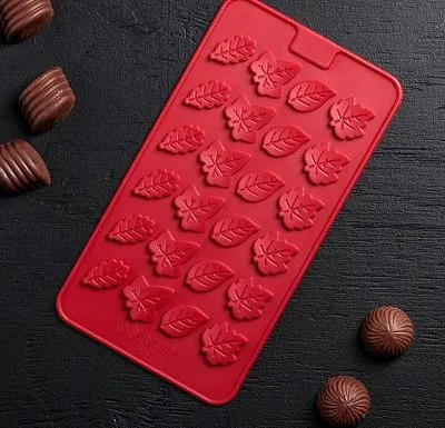 Силиконовая форма "Листики", 21х11х0,5 см, 24 ячейки