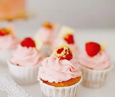 Апельсиновые капкейки с малиновой начинкой