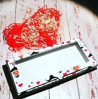 Коробка Фонарики любви с окном 18х12х3 см микрогофрокартон