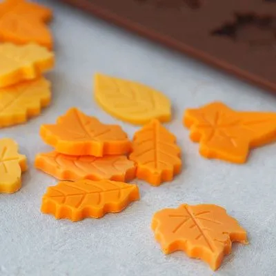 Силиконовая форма "Листики", 21х11х0,5 см, 24 ячейки