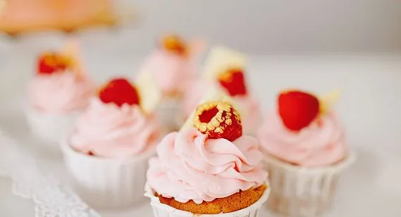 Апельсиновые капкейки с малиновой начинкой