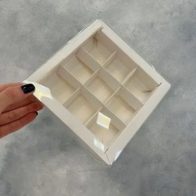 Коробка для 9 конфет Белая с пластиковой крышкой, 15,5х15,5х3 см