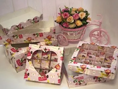 Коробка С праздником с окном 12х12х3 см