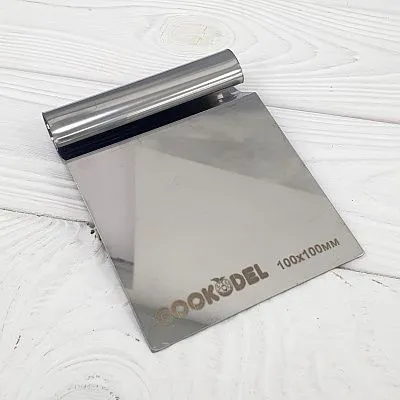 Шпатель скребок с ручкой нержавеющая сталь Cookodel 100х100 мм