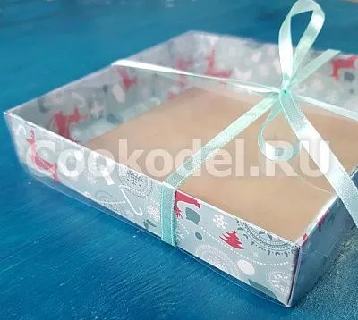 Коробка Новогодние олени с прозрачной крышкой 15,5х15,5х3 см