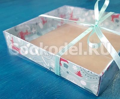 Коробка для пряников Новогодние олени с прозрачной крышкой, 20х20х3 см