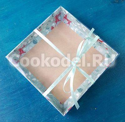 Коробка Новогодние олени с прозрачной крышкой 15,5х15,5х3 см