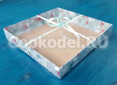 Коробка для пряников Новогодние олени с прозрачной крышкой, 20х20х3 см